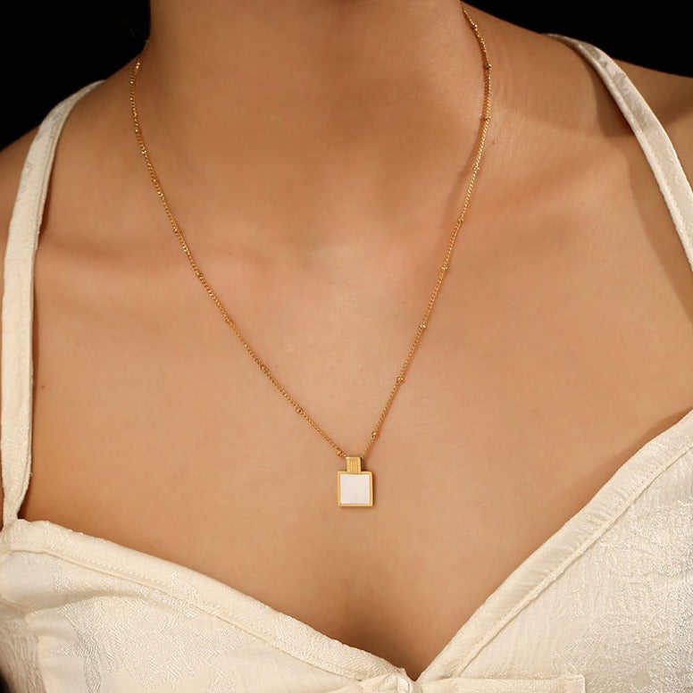 Golden Aura Square Shell Pendant Necklace ｜ 46cm / 18‘
